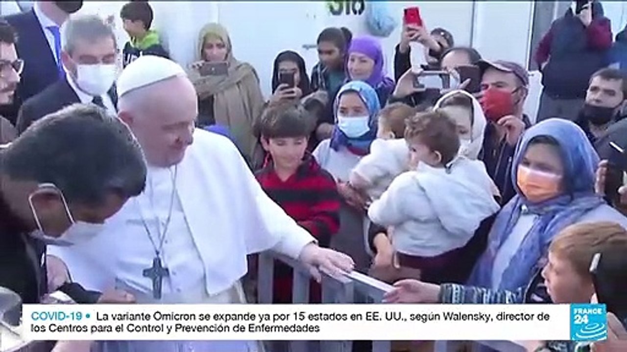 El papa Francisco, de visita en Lesbos, fue recibido calurosamente por una multitud de migrantes