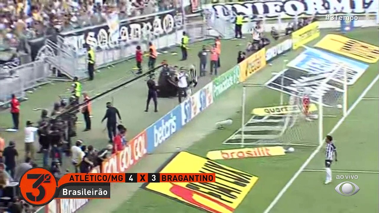 Olha ai o Sr. Milton Neves todo feliz com o Galo mais lindo mundo campeão brasileiro e recebendo a taça no Mineirão! Vitória por 4 a 3 e sorriso no rosto do torcedor do Atlético!#3Tempo