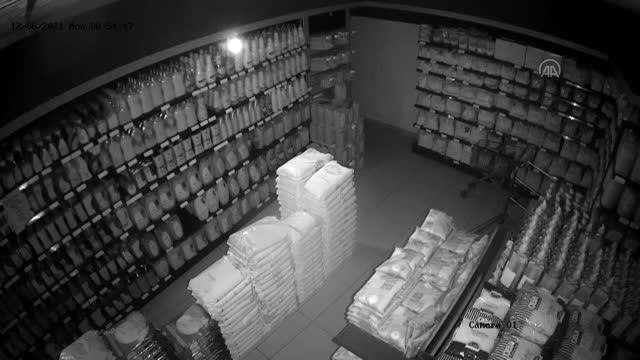 Son dakika gündem: 4,9 büyüklüğünde deprem - Deprem anı markettin güvenlik kameralarına yansıdığı anlar