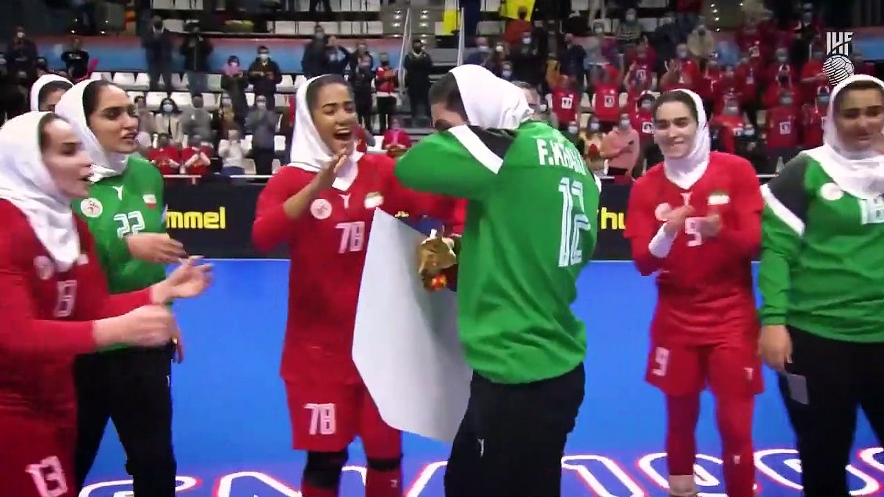 Mondial de Handball : les larmes d'une joueuse iranienne, élue meilleure joueuse du match