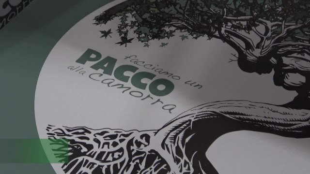 Un pacco alla camorra , con la Polizia e Flavio Insinna alla fiera Piu' libri piu' liberi