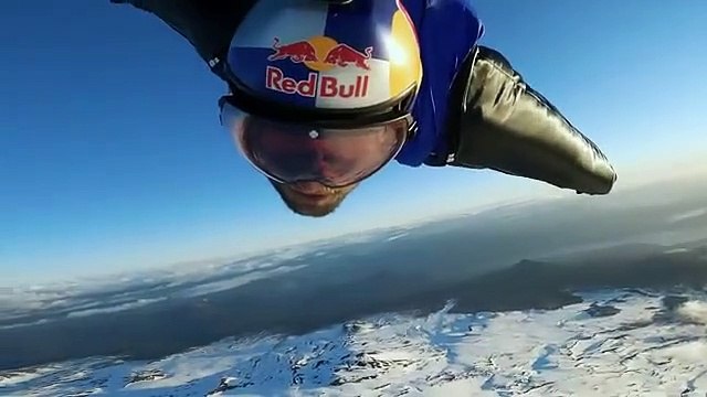 رجل يحلق ببذلة مجنحة عبر بركان نشط في فيديو يحبس الأنفاس