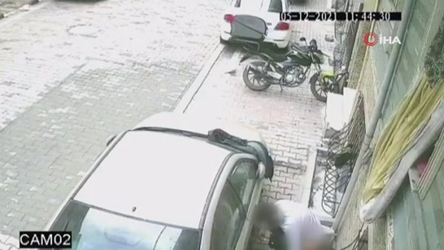 Esenyurt'ta şok eden görüntü: Sokak ortasında tuvaletini yaptı