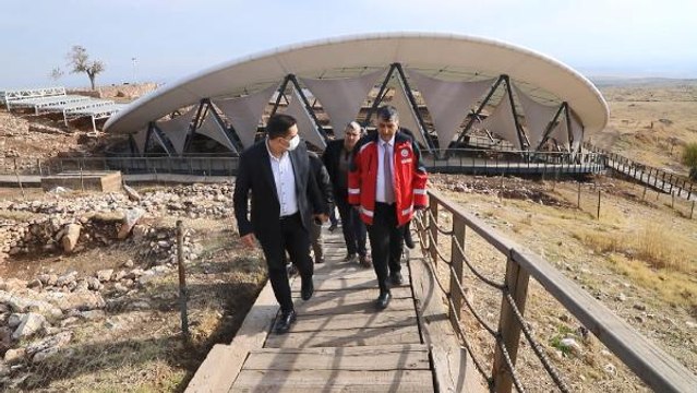 MOBİL SAĞLIK EKİPLERİ, GÖBEKLİTEPE'DE ZİYARETÇİLERE AŞI YAPTI