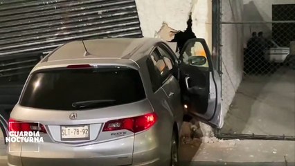 Vehículo se impacta contra fachada de una bodega frente al tianguis navideño del parque El Refugio