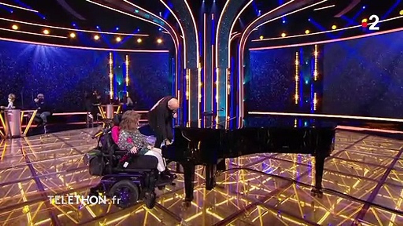 Téléthon : Pascal Obispo chante avec Eugénie, atteinte d'une maladie rare