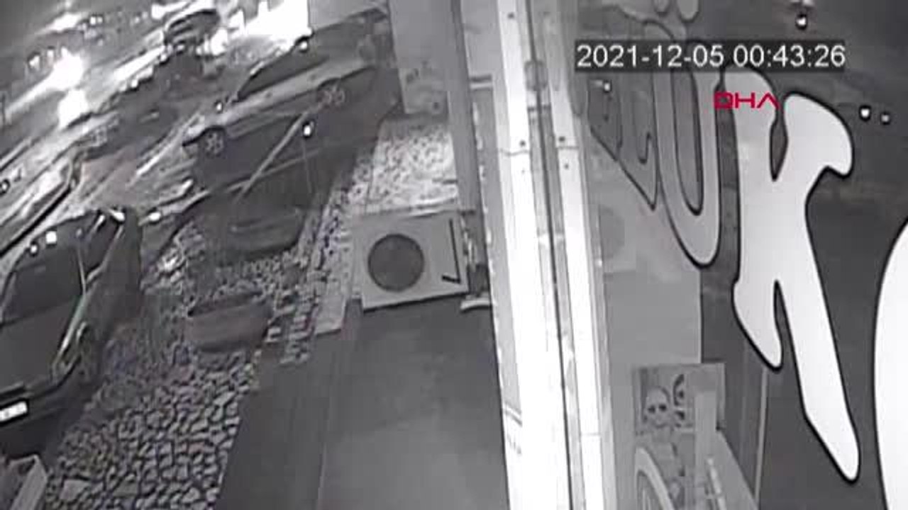 OTOMOBİLİN ÜZERİNE ÇIKMA ANI GÜVENLİK KAMERASINA YANSIDI