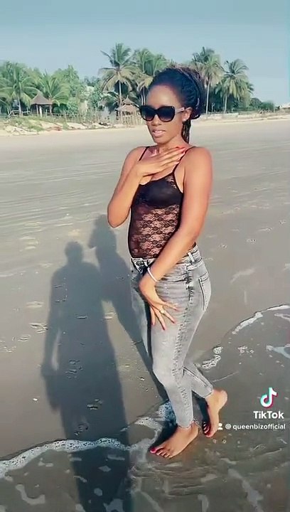 Queen Biz met de l'ambiance à la plage de  Cap Skirring