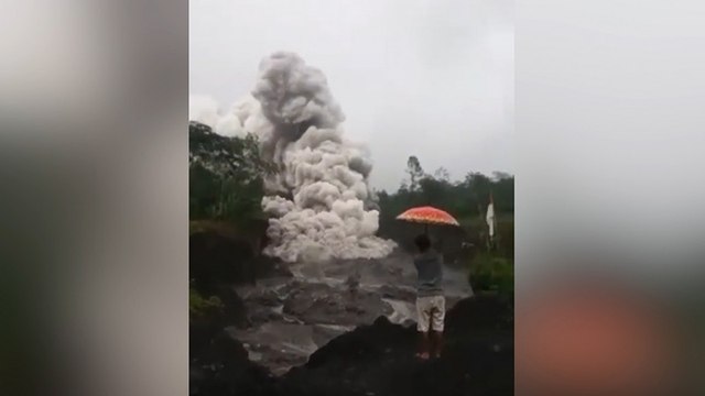 Viral! Video Warga Berdiri Dekat Awan Panas Gunung Semeru