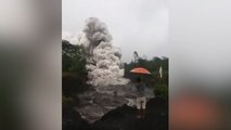 Viral! Video Warga Berdiri Dekat Awan Panas Gunung Semeru