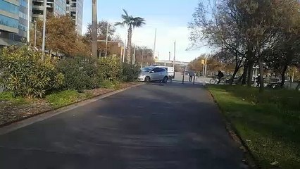 Choque entre dos coches en el Diagonal Mar