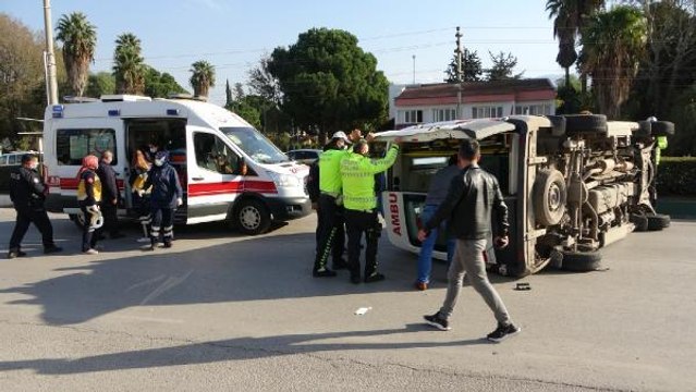 Son dakika haber | OSMANİYE'DE YARALI TAŞIYAN AMBULANS DEVRİLDİ; 3'Ü SAĞLIK ÇALIŞANI 4 YARALI