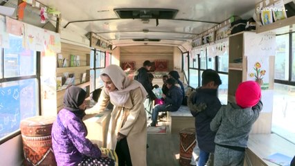 شاهد:مكتبات متنقلة تعاود نشاطها في كابول لإدخال البهجة في نفوس الأطفال