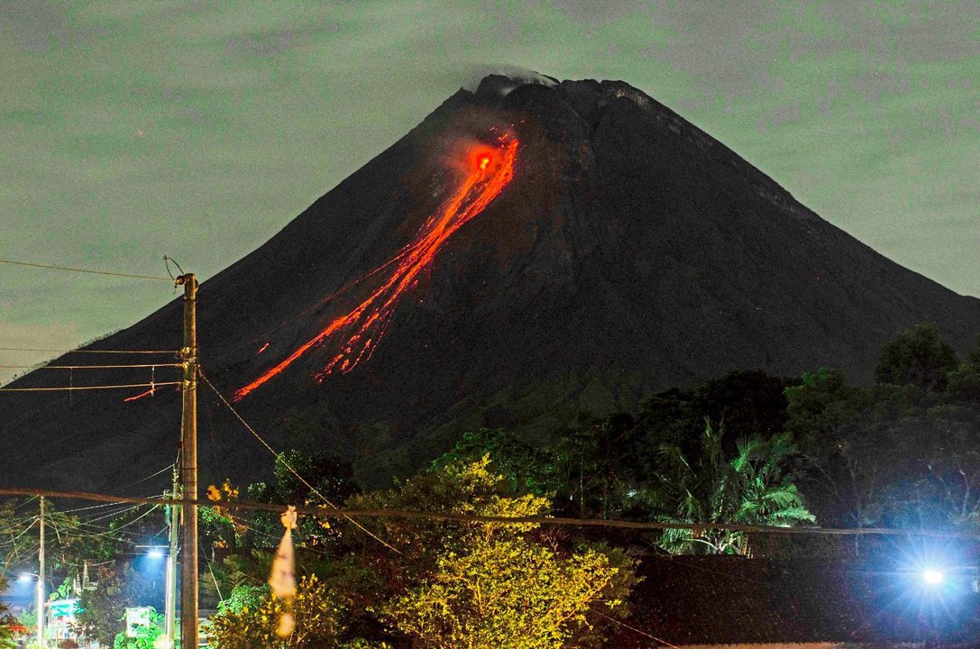 Vulkanausbruch auf Java zwingt Tausende zu Flucht