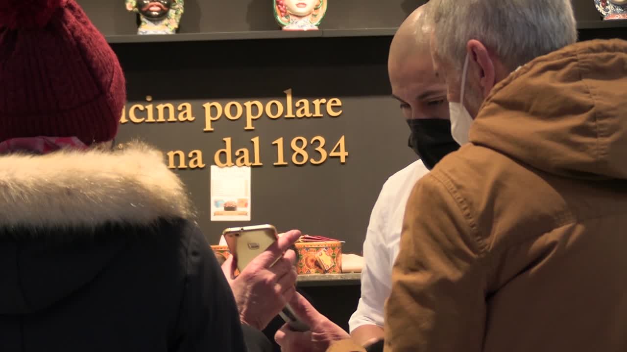Super Green pass a Milano, clienti bar "piu' sicuri a mangiare tra vaccinati"