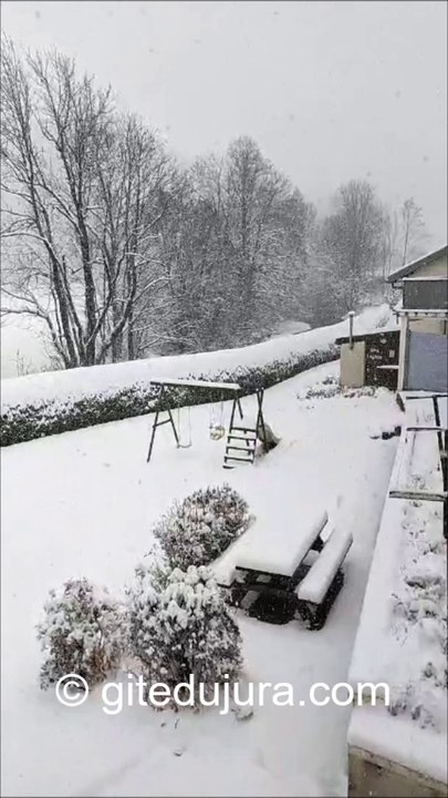 Neige  Noël  Montagnes du Jura ☃❄ Foncine-le-Haut. Location vacances hiver en gîtes chez Gitedujura.com