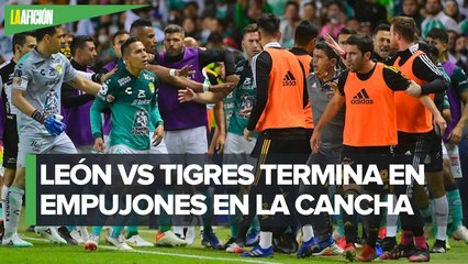 ¡Se calentaron los ánimos! Bancas de León y Tigres arman bronca en semifinal de vuelta