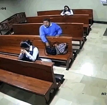 Une femme prie et le voleur est installé juste derrière elle