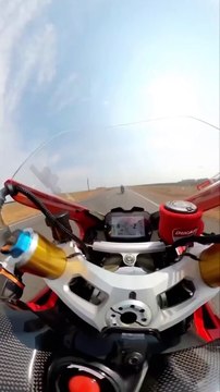Il roule en moto à 374 km/h !