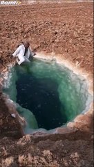 Cette fosse remplie d'eau salée en Egypte... idéal pour flotter au soleil