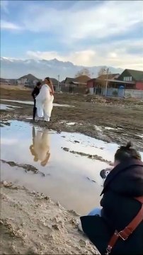 Ce couple prend beaucoup trop de risques pour faire une photo de mariage originale !