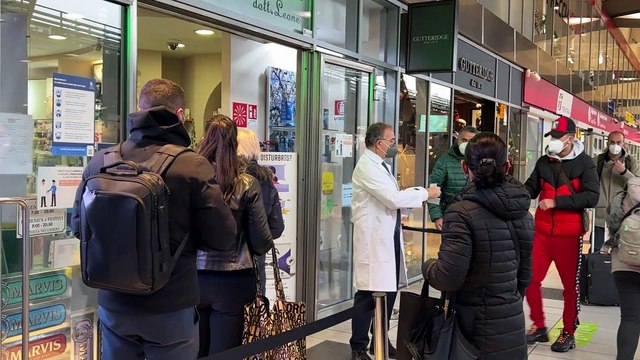 Super Green Pass a Napoli, controlli a campione per metro e bus. Addetti con polizia nelle stazioni