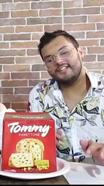 Provando o panetone daTommy