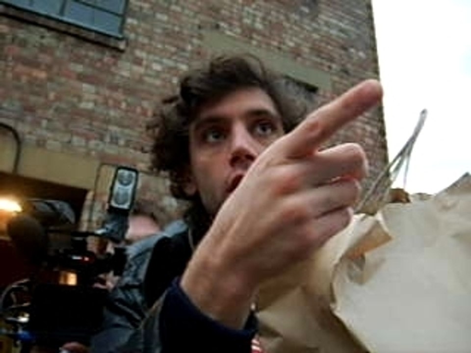 Mika arrive à la Brixton academy Londres 28 février