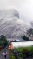 Endonezya'da Semeru yanardağı patladı! Halkın panikle kaçıştığı o anlar