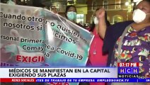 Médicos realizan plantón en el bulevar Juan Pablo exigiendo sus plazas