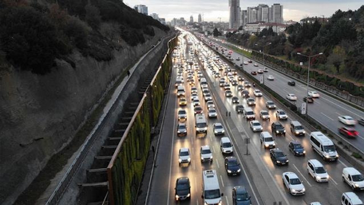 İstanbul Maltepe'de D-100 karayolu 1 ay boyunca tek şerit akacak, bölgede yoğun trafik var