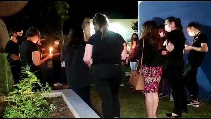 Ato simbólico de luto por falecimento de acadêmica é realizado em frente a Unioeste