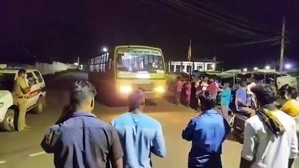 வீட்டிற்கு லேட்டாக சென்ற மாணவிகள்...வீதிக்கு வந்து போராடிய பெற்றோர்...கண்டக்டர் மீது புகார்