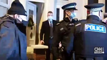 İngiltere Başbakanı polis kılığında operasyona çıktı