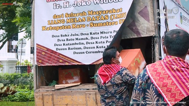 Presiden Joko Widodo Menerima Oleh-oleh Jeruk dari Warga Desa Liang Melas Datas