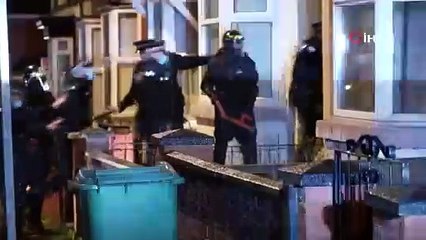 İngiltere Başbakanı Johnson polis kılığında denetime çıktı