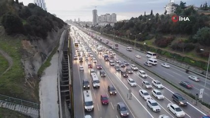 Maltepe'de D-100 karayolu daraltıldı, kilometrelerce trafik oluştu
