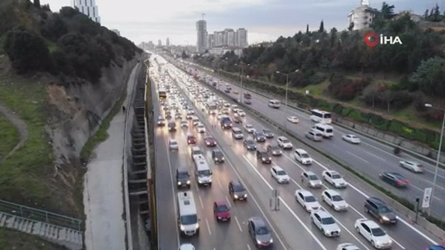 Maltepe'de D-100 karayolu daraltıldı, kilometrelerce trafik oluştu