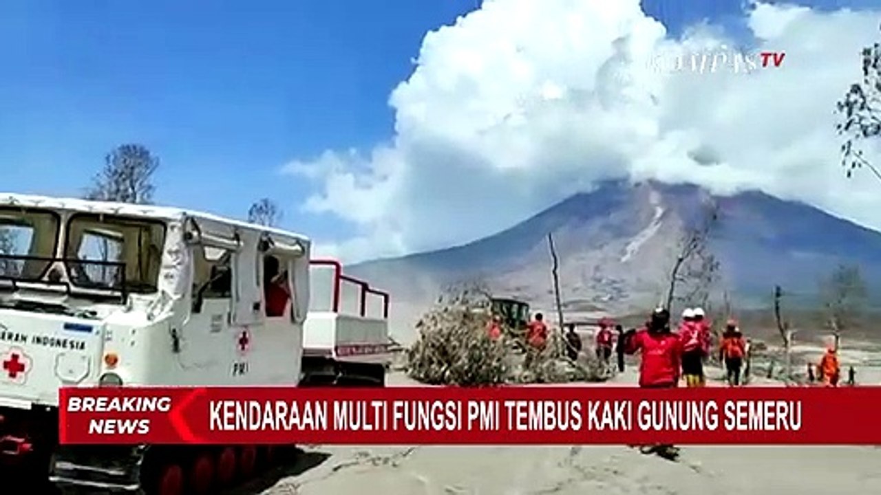 Kendaraan Hagglund Milik PMI Tembus Kaki Gunung Semeru Bantu Tim SAR Cari Korban Terdampak Erupsi