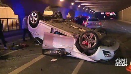 Alt geçitte otomobil takla attı