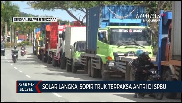 Solar Langka, Sopir Truk Terpaksa Antri Di SPBU