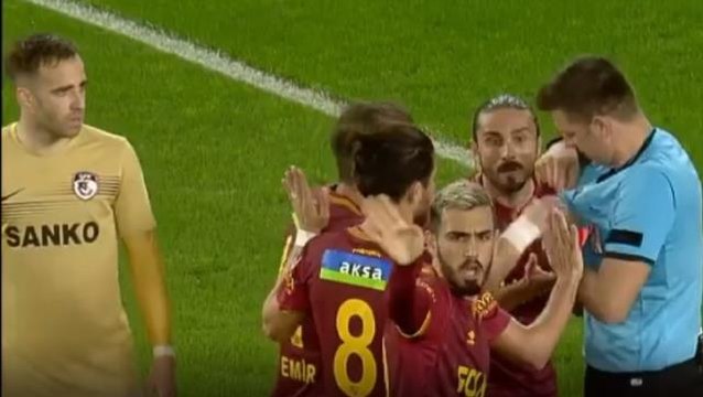 İlginçliklerin adresi Süper Lig! Ümit Öztürk'ün gösterdiği karta rakip oyuncu bile inanamadı