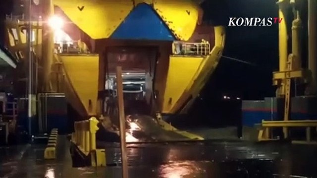 Cuaca Buruk, Kapal Ferry Di Pelabuhan Merak Sulit Bersandar