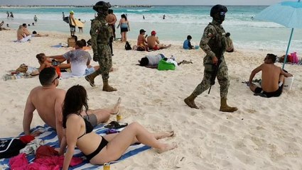 Şiddet olaylarının zirve yaptığı Meksika'da yüzlerce asker turistleri korumak için plajlarda devriye gezmeye başladı