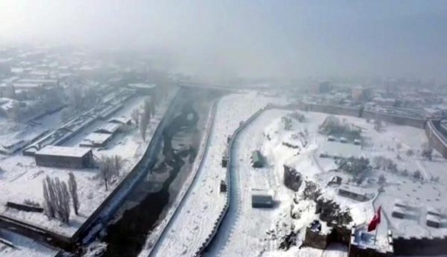 Ardahan eksi 15 dereceyle buz kesti; örümcek ağı buz tuttu