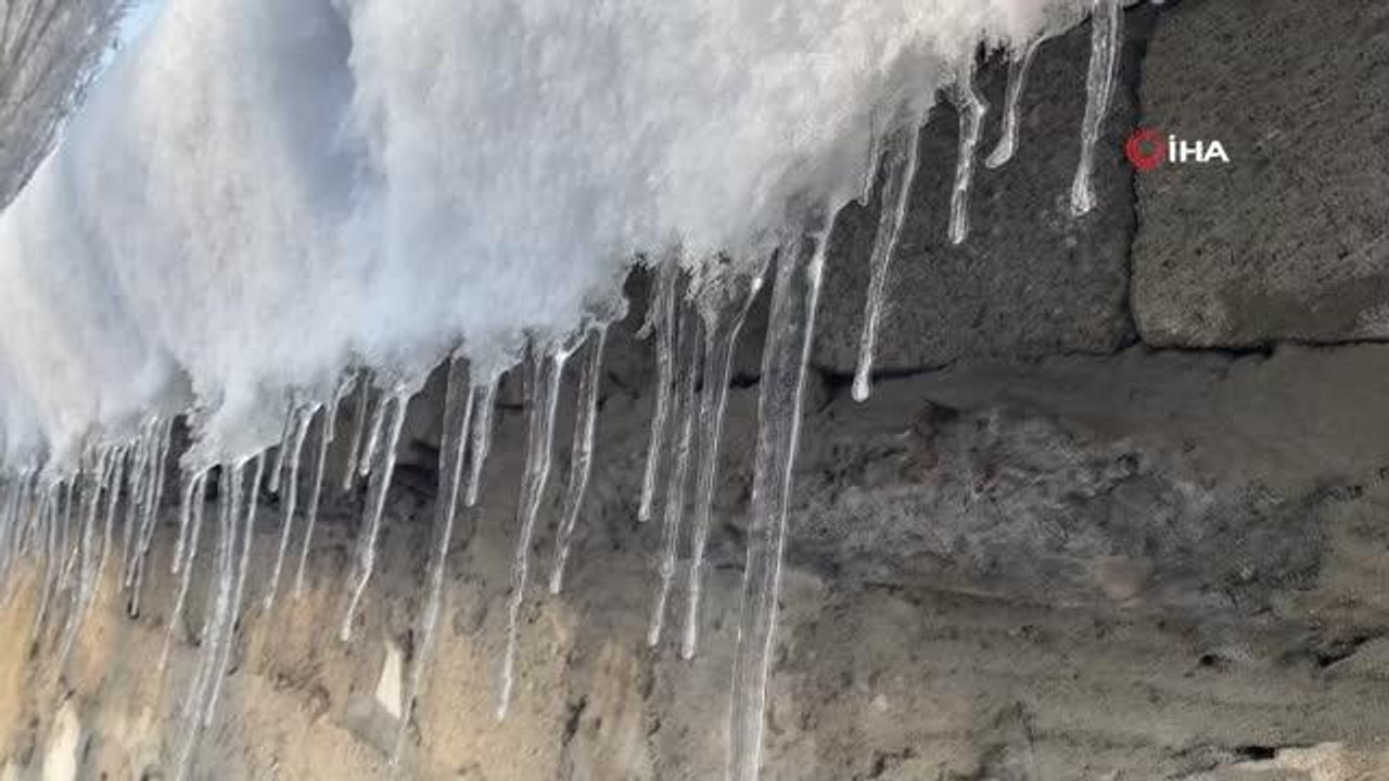 Son dakika haberi... Sibirya soğukları araçların depolarını dondurdu, sürücüler çareyi ateş yakmakta buldu