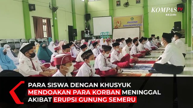Siswa Madrasah Gelar Salat Gaib dan Doa Bersama Untuk Korban Erupsi Semeru