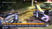 Cinco pessoas ficaram feridas após um acidente entre dois carros na zona norte de São Paulo. Entre as vítimas, há uma criança de 10 anos.