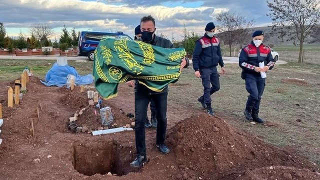 Çöplükte bulunan bebek kafasına vurularak öldürülmüş