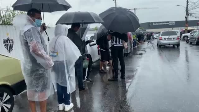 Hinchas del Atlético Mineiro, campeón de Brasil por primera vez en 50 años, se hacen tatuajes ofrecidos por el club para celebrarlo